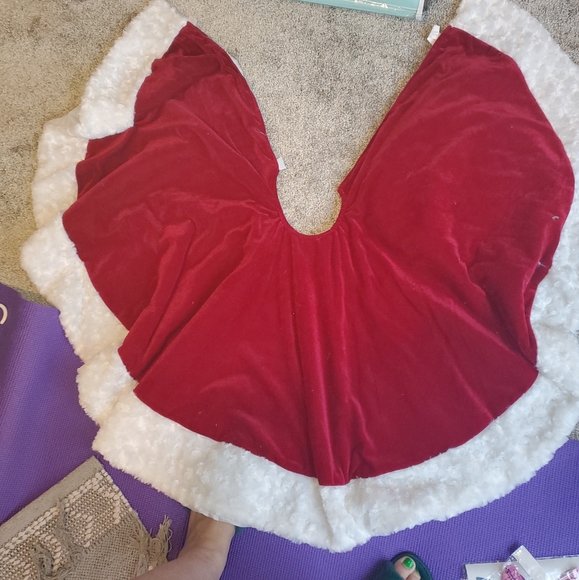 Red velvet tree skirt - Picture 2 of 6